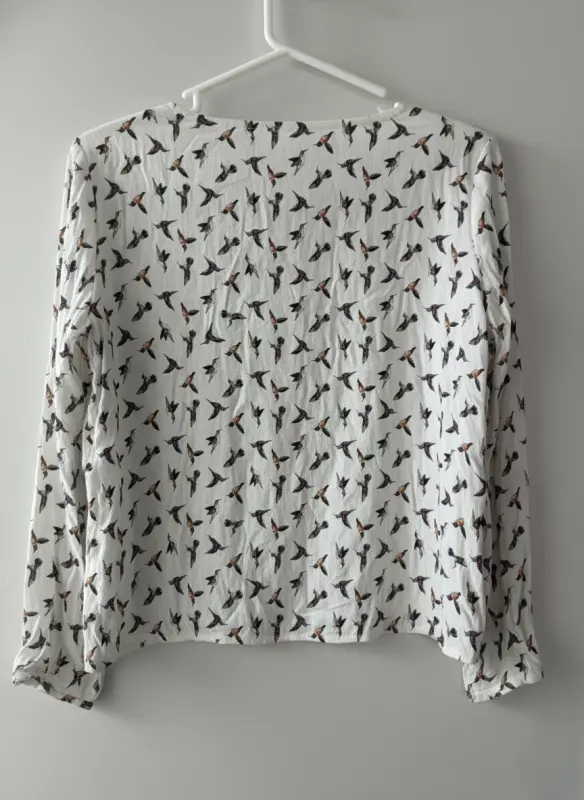 Blusa manga larga estampado colibrí marca MANGO talla  L - Imagen 2