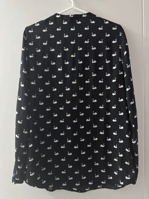 Blusa manga larga estampado cisne marca MANGO talla XS - Imagen 2