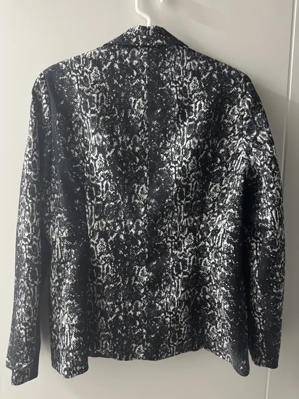 Blazer estampado marca basement talla S - Imagen 2