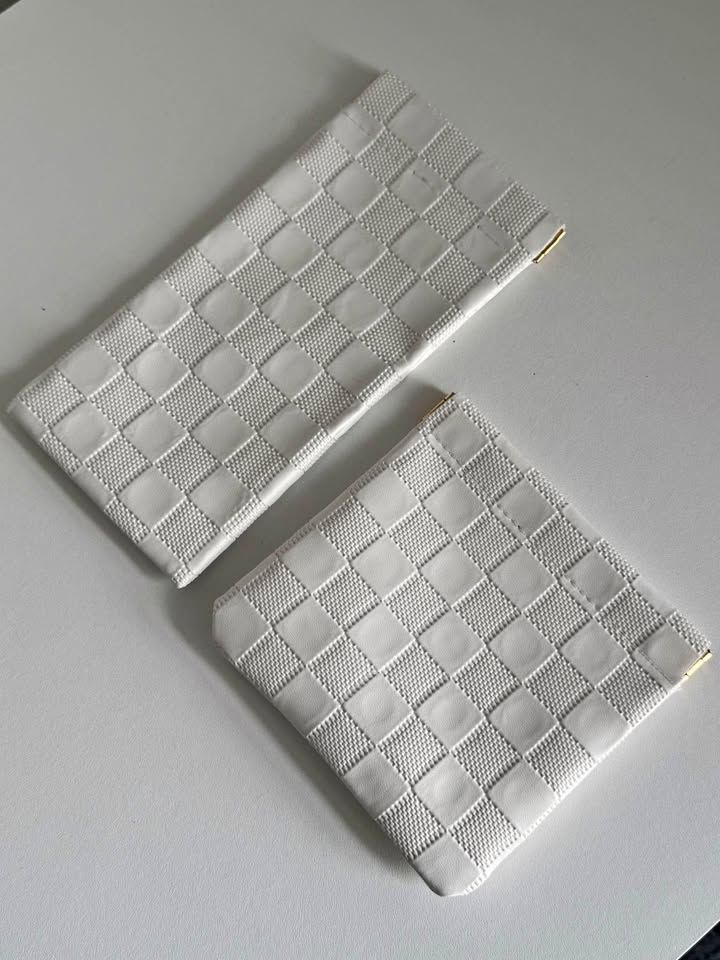 Dos neceseres de cuadros blancos para accesorios, monedas y más - Correas para Vestidos | Comprar Online Lima