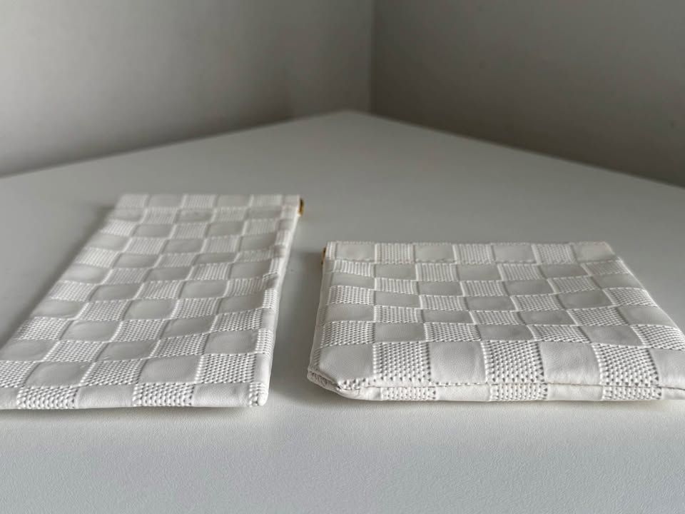 Dos neceseres de cuadros blancos para accesorios, monedas y más - Imagen 2