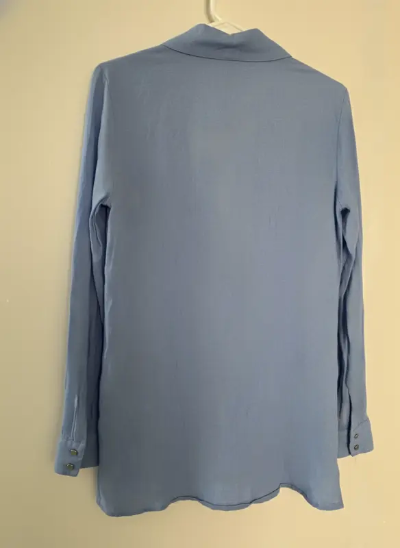 Blusa manga larga celeste marca MANGO talla XS - Imagen 2