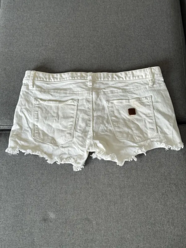 Short de Jean blanco marca ROXY talla 30 - Imagen 2