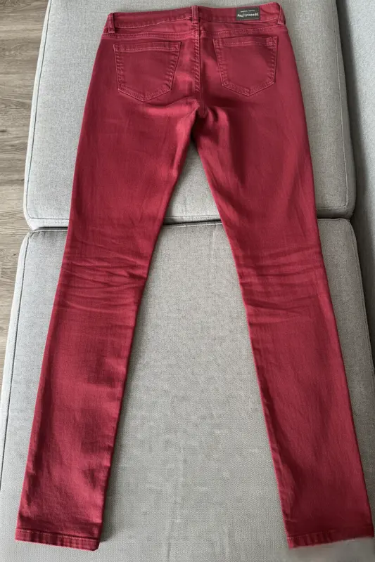 Pantalón vino marca AEROPOSTALE talla 30 - Imagen 2