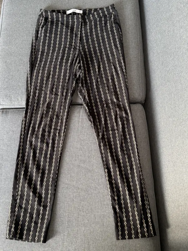 Pantalón negro estampado marca MANGO talla 26 - Pantalones, Shorts y Faldas | Comprar Online Lima