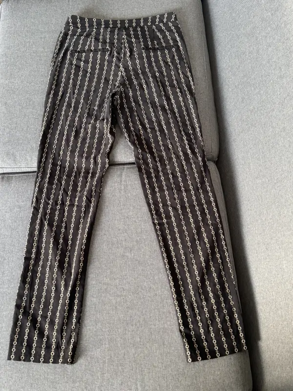 Pantalón negro estampado marca MANGO talla 26 - Imagen 2
