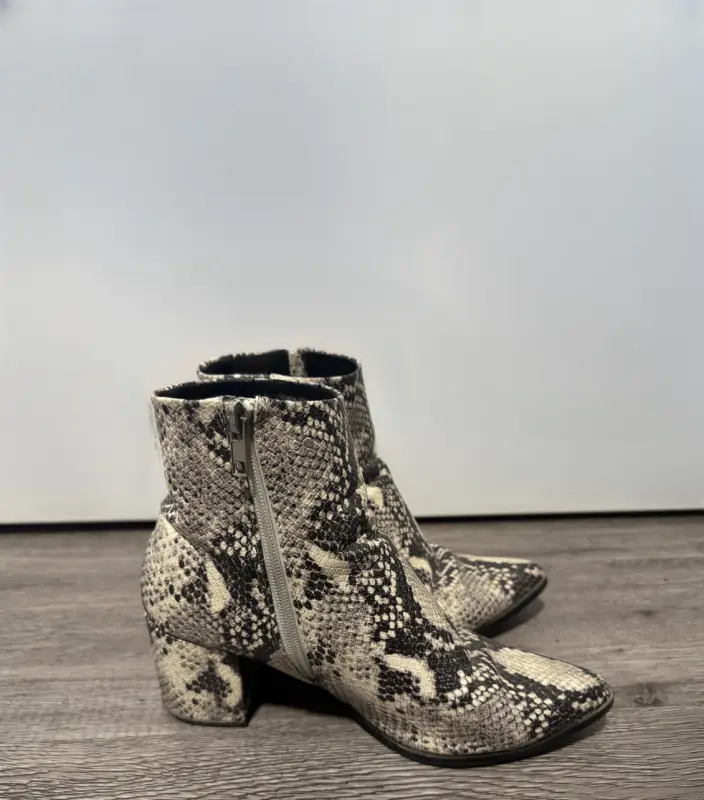 Botines Piel de Serpiente marca STEVE MADDEN talla 38 - Imagen 2