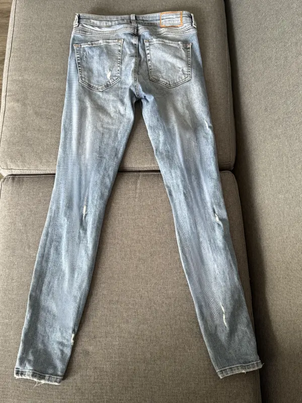 Pantalón de Jean celeste marca ZARA talla 26 - Imagen 2