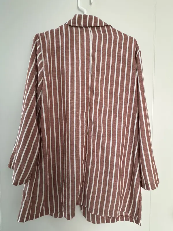 Blazer rayas rojo oscuro y blanco talla M - Imagen 2