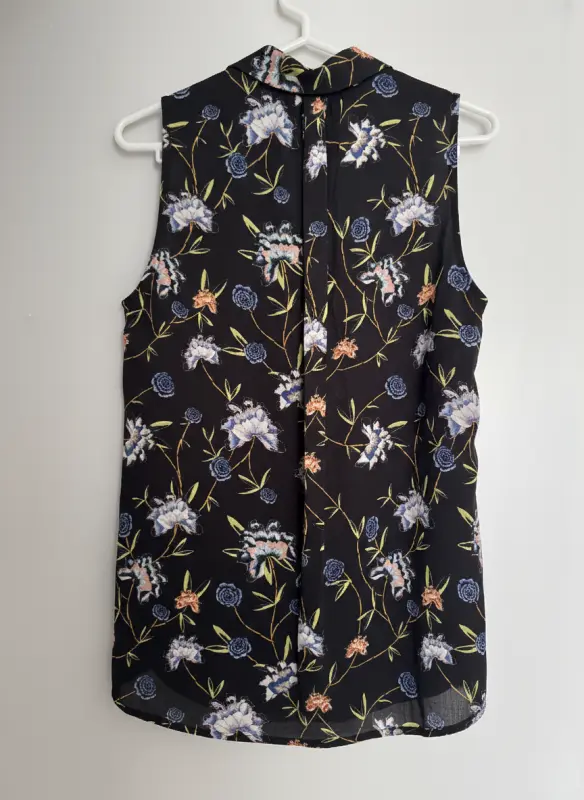 Blusa manga cero negro estampado flores marca H&M talla S - Imagen 2