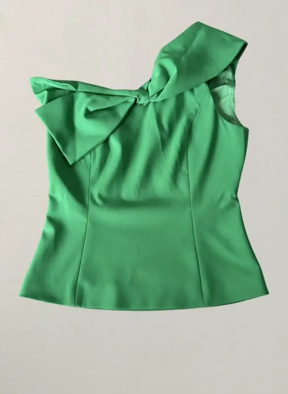 Blusa de un hombro con detalle de gran lazo verde talla M - Blusas | Comprar Online Lima
