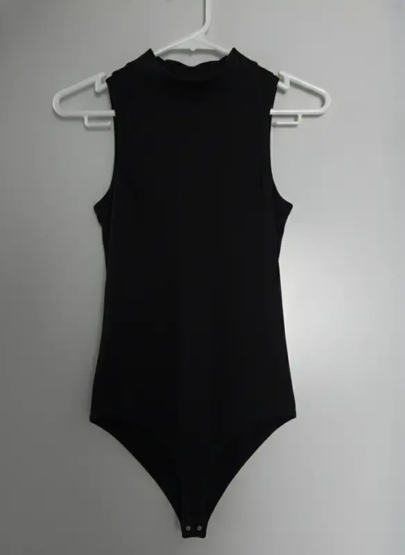 Polo negro con escote ovalado mossimo talla M - Imagen 2