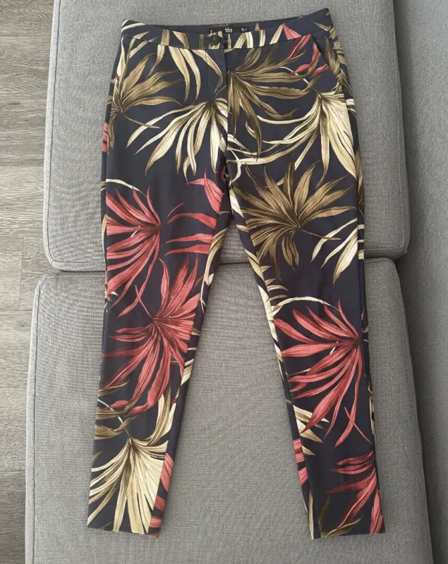 Pantalón estampado hojas multicolor marca MANGO talla 28 - Colección Primavera - Verano | Comprar Online Lima