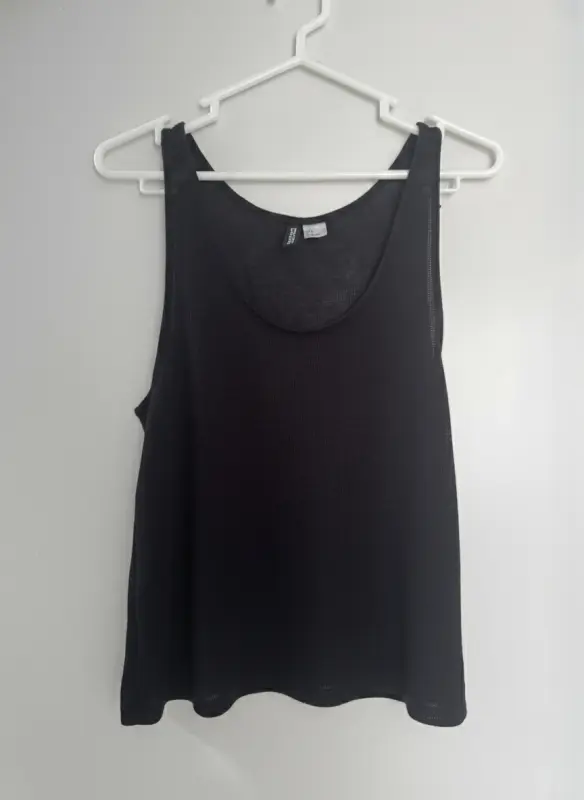 Polo negro con detalle al costado marca H&M talla S - Polos | Comprar Online Lima