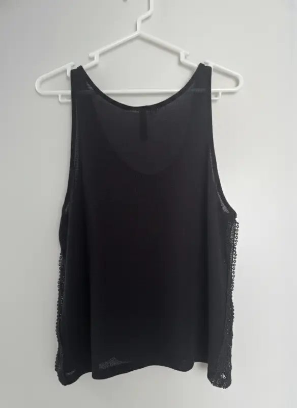 Polo negro con detalle al costado marca H&M talla S - Imagen 2