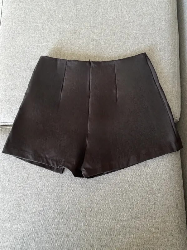 Falda short negro con botones dorados talla M - Imagen 2