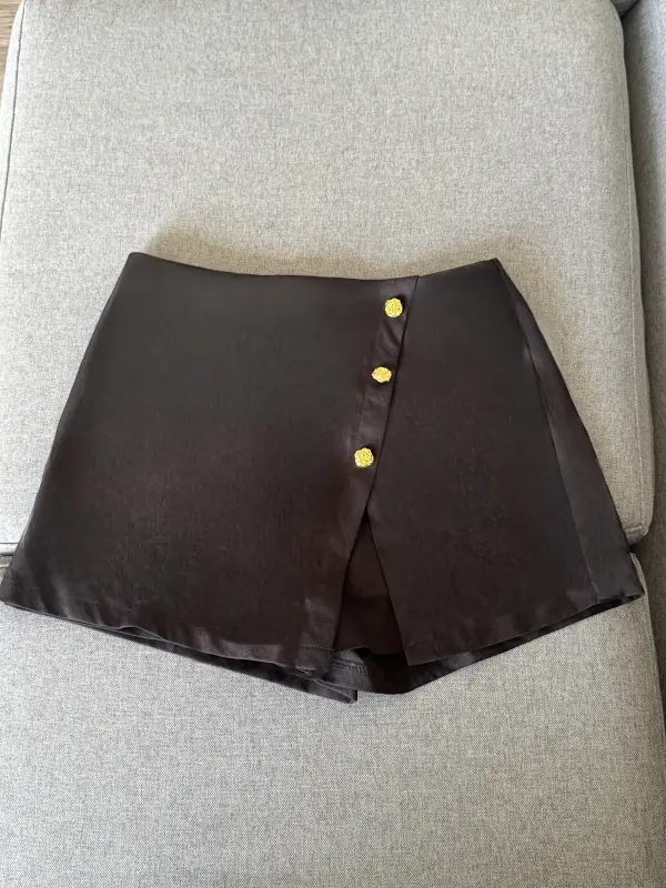 Falda short negro con botones dorados talla M - Comprar en Lima Perú | Fancy Shops