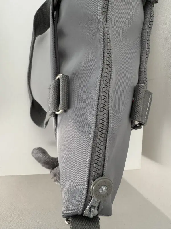 Bolso kipling gris espacioso para viaje y deporte - Imagen 2