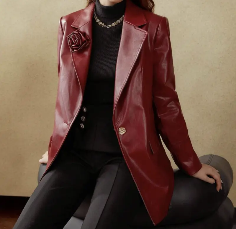 Blazer de cuero rojo con adorno de rosa talla M - Imagen 3
