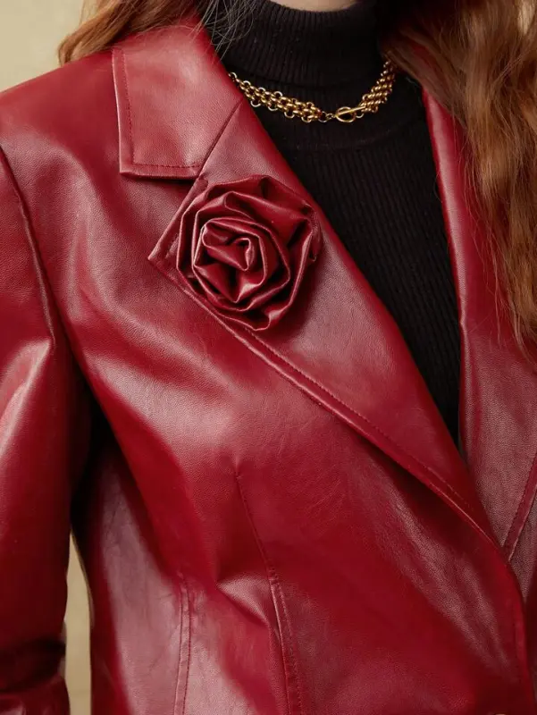 Blazer de cuero rojo con adorno de rosa talla M - Imagen 5