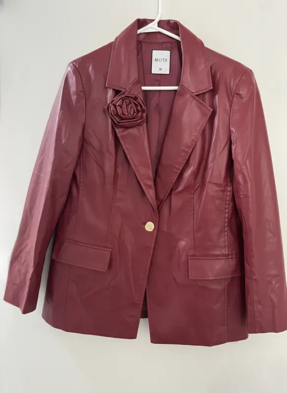 Blazer de cuero rojo con adorno de rosa talla M - Blazers y Chalecos Sastre | Comprar Online Lima