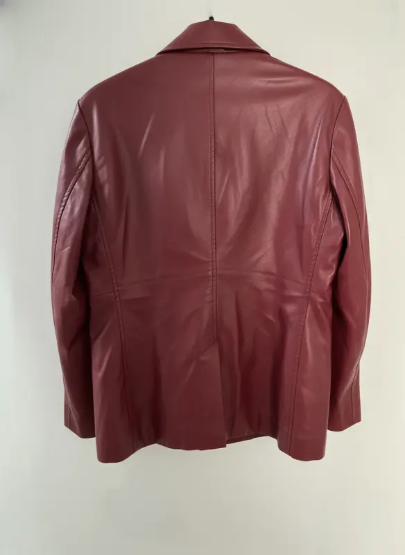 Blazer de cuero rojo con adorno de rosa talla M - Imagen 2