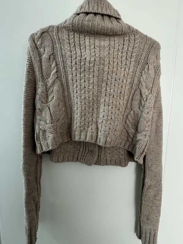 Chompa crop beige talla m de marca para mujer - Imagen 2