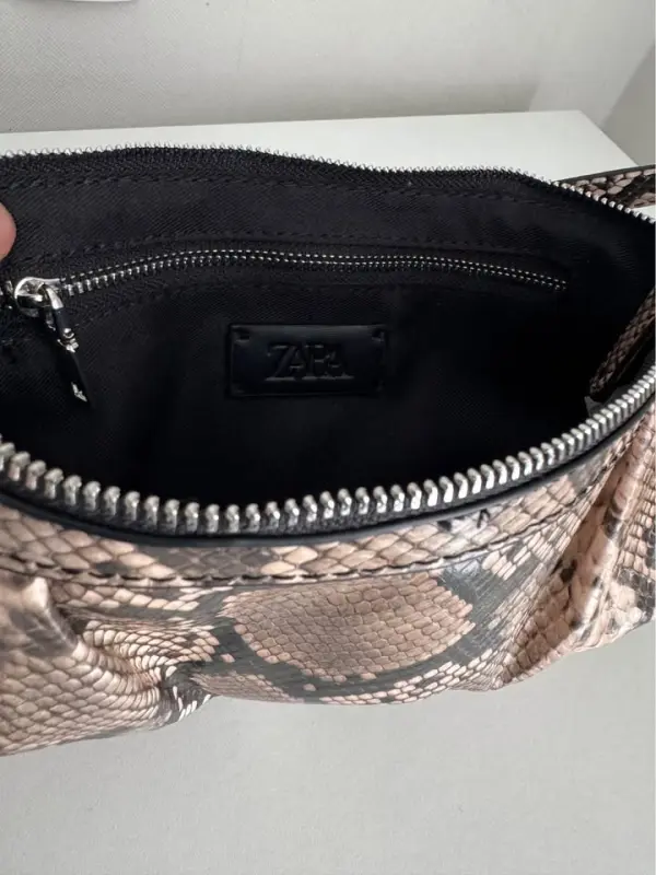 Cartera Zara piel de serpiente - Imagen 2