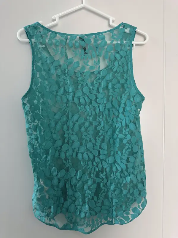 Blusa manga cero verde marca denimlab talla S - Imagen 2