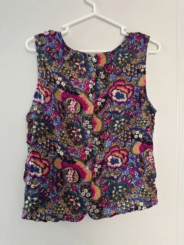 Blusa manga cero flores marca denimlab talla M - Imagen 2