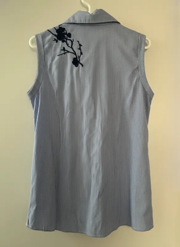 Blusa manga cero a rayas celeste marca basement talla XS - Imagen 2