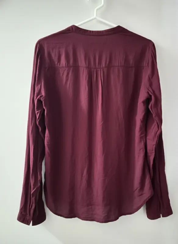 Blusa manga larga vino marca dunkelvolk talla M - Imagen 2