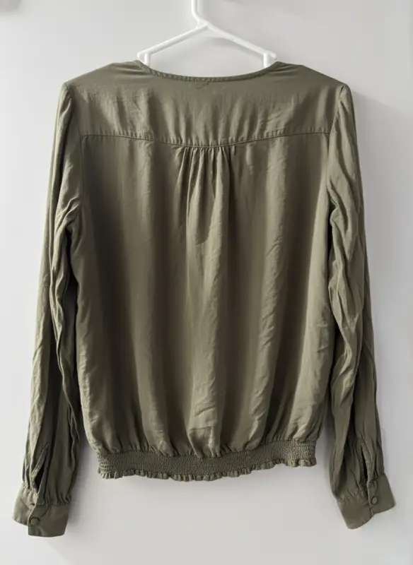 Blusa manga larga verde marca basement talla S - Imagen 2