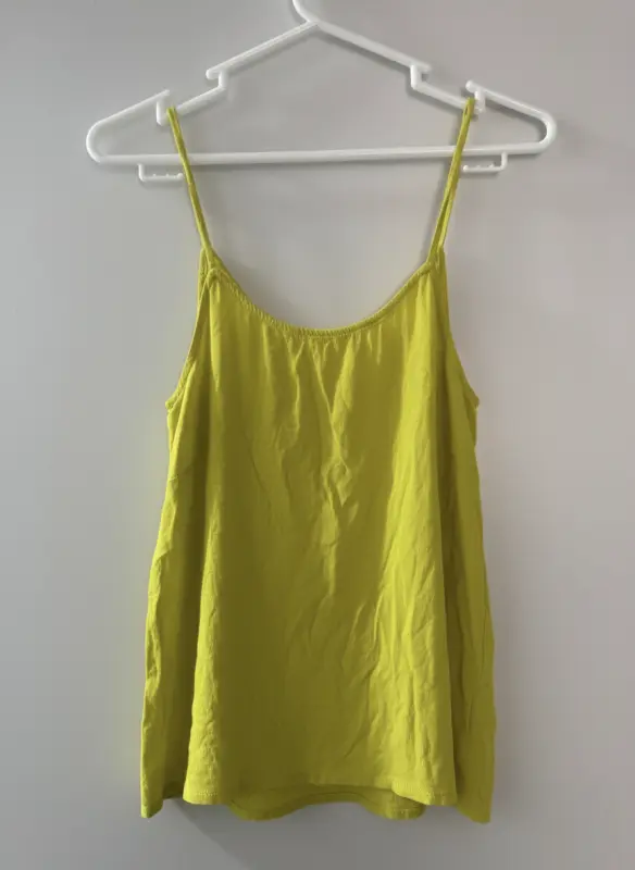 Blusa manga cero amarillo marca MANGO talla XS - Imagen 2