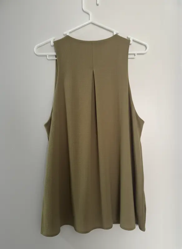 Blusa manga cero verde marca MANGO talla L - Imagen 2