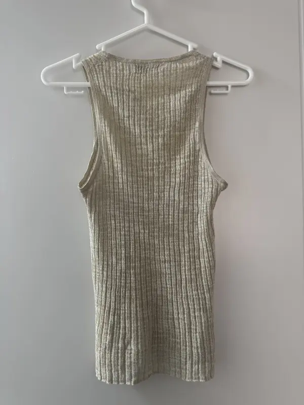 Polo manga cero beige brilloso marca MANGO talla S - Imagen 2