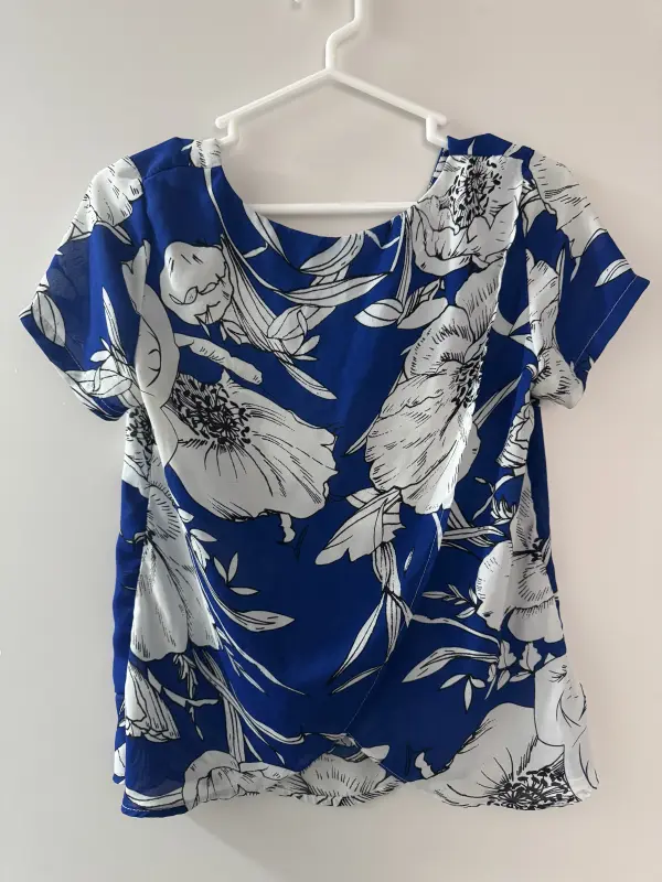 Blusa manga corta estampado de flores azul y blanco talla S/M - Imagen 2