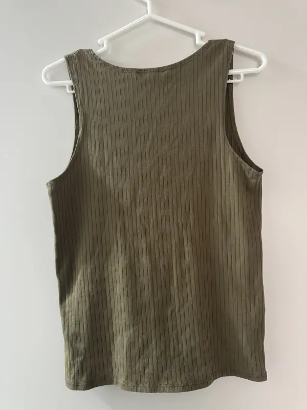 Polo manga cero verde marca MANGO talla  S - Imagen 2